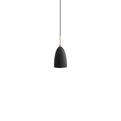 Gräshoppa Hangandi Ljós frá Gubi – Black semi matt